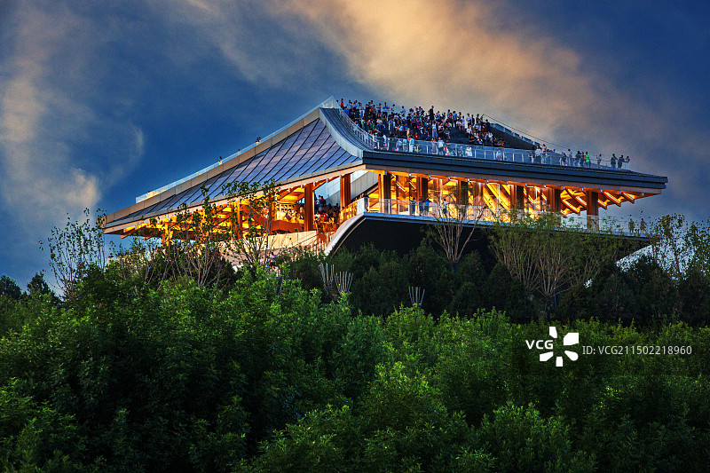 北京丰台南苑森林湿地公园，最高处的飞雁台，是欣赏日出日落最佳观景平台。夜色中的飞雁台本身就是漂丽风景图片素材