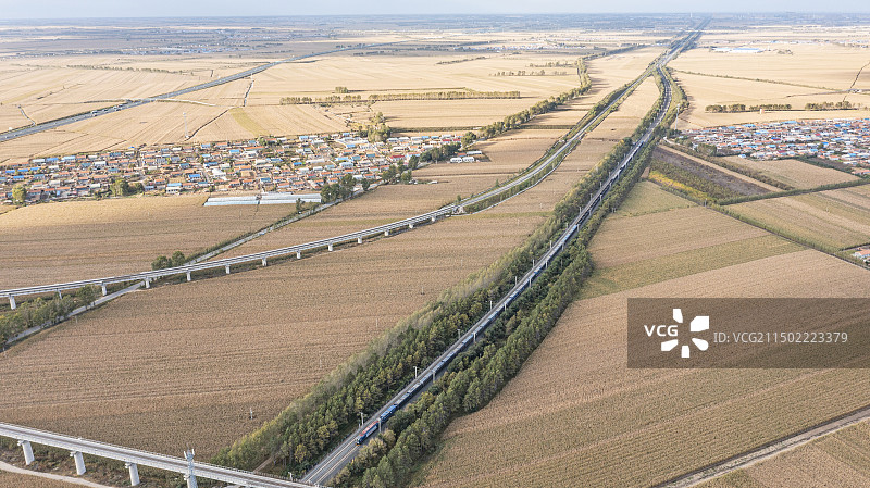 京哈线上行货车行驶在扶余县陶赖昭附近图片素材