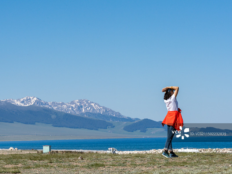 新疆伊犁赛里木湖岸边一个女人背影图片素材