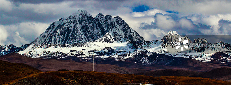 雅拉雪山图片素材