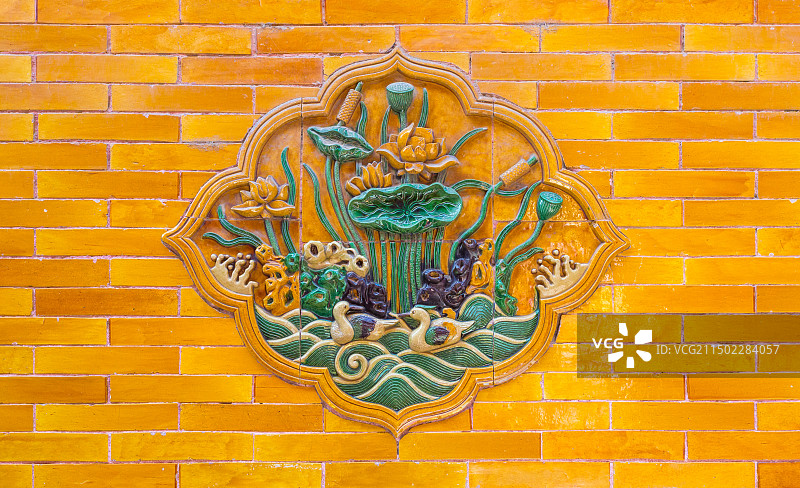 北京故宫紫禁城琉璃瓦浮雕壁画 鸳鸯荷花图片素材