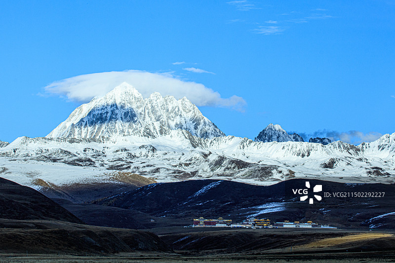 雅拉雪山倩影图片素材