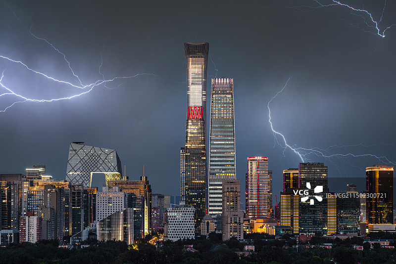 雷电下的北京地标建筑国贸cbd图片素材