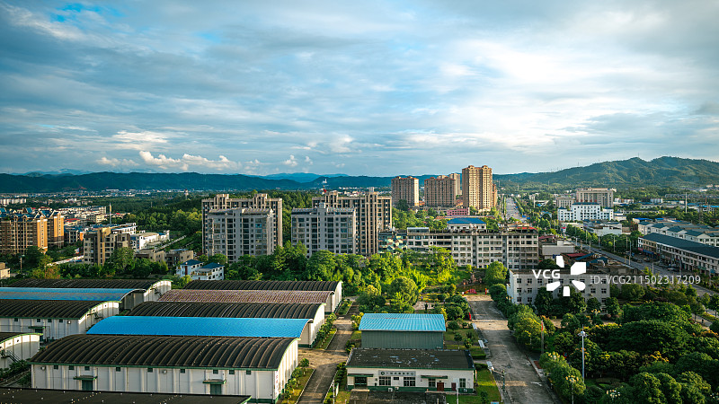 夕阳下的红井，远景有山图片素材