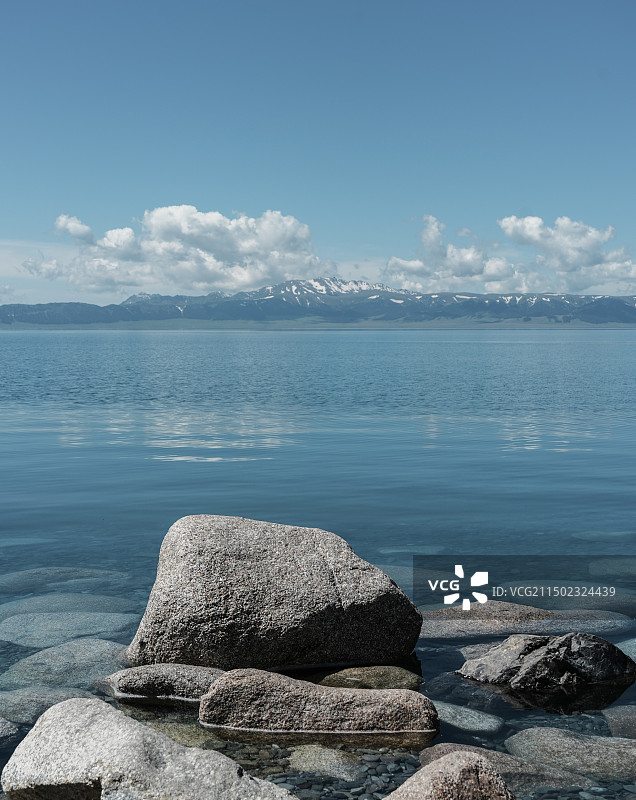 远眺赛里木湖图片素材