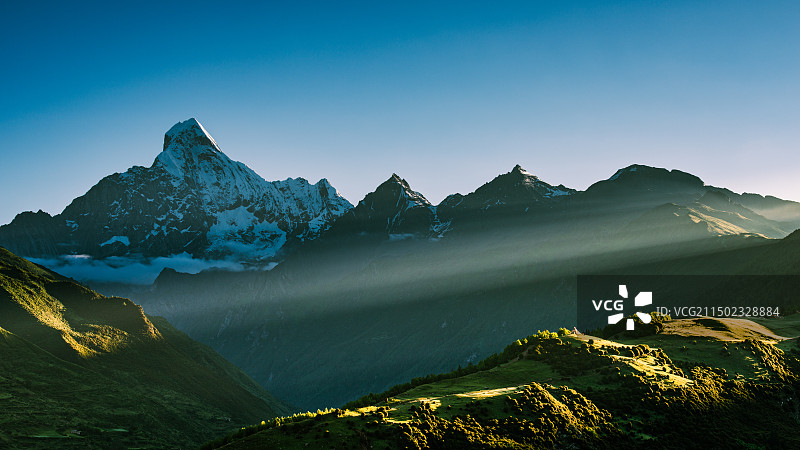 四川阿坝州小金县-四姑娘山-日出丁达尔光-夏季早晨图片素材