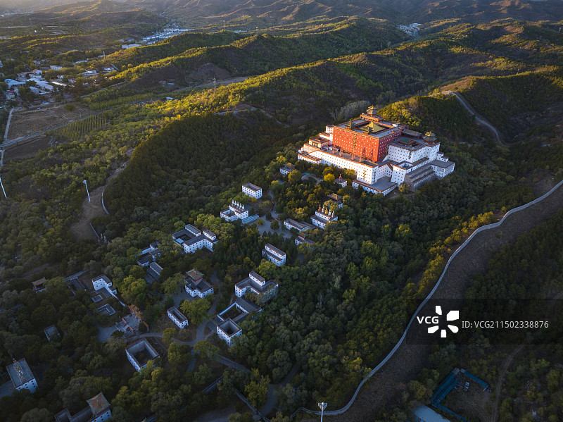 航拍视角下的小布达拉宫图片素材