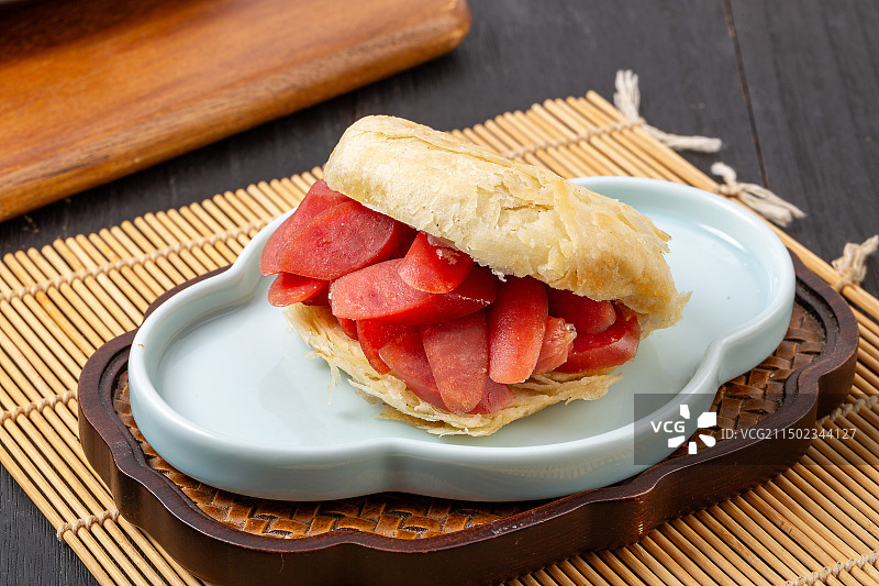烧饼夹腊肠图片素材