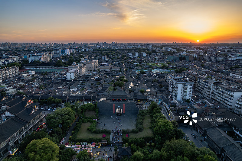 夕阳下的扬州古城区图片素材