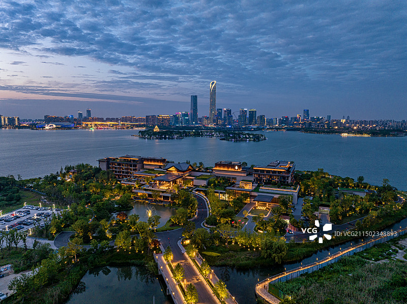 日落傍晚晚霞里的苏州工业园区金鸡湖东方之门国金中心李公堤城市风景航拍图片素材