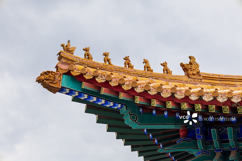 山东济南学府文庙大成殿黄瓦古建筑金鱼莲花石榴图片素材