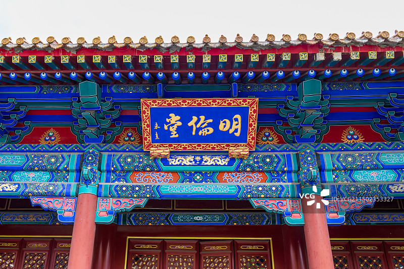 山东济南学府文庙大成殿黄瓦古建筑金鱼莲花石榴图片素材