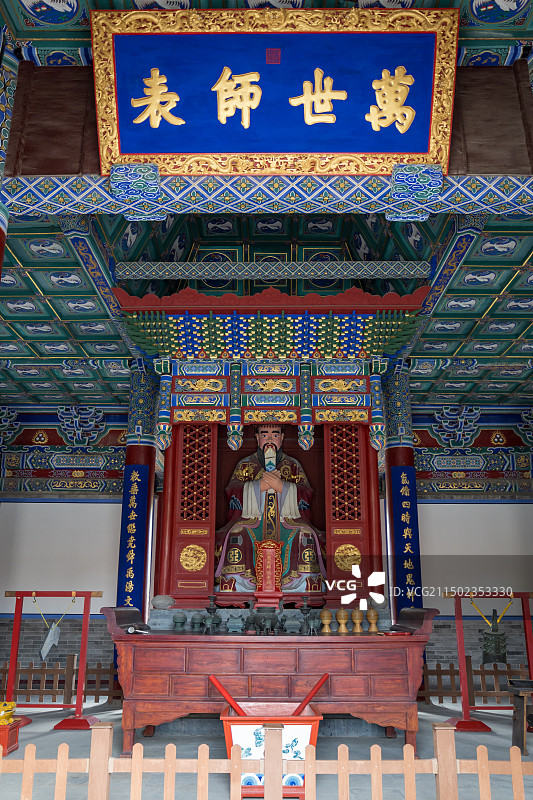 山东济南学府文庙大成殿黄瓦古建筑金鱼莲花石榴图片素材