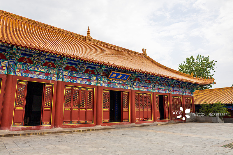 山东济南学府文庙大成殿黄瓦古建筑金鱼莲花石榴图片素材