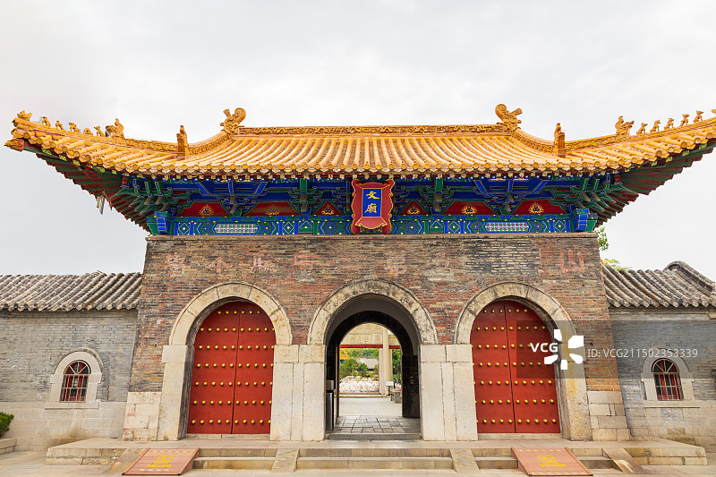 山东济南学府文庙大成殿黄瓦古建筑金鱼莲花石榴图片素材