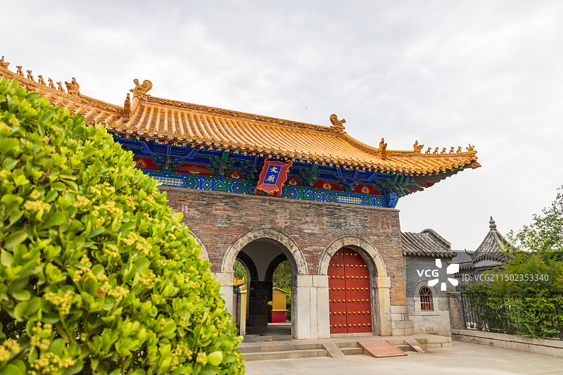 山东济南学府文庙大成殿黄瓦古建筑金鱼莲花石榴图片素材