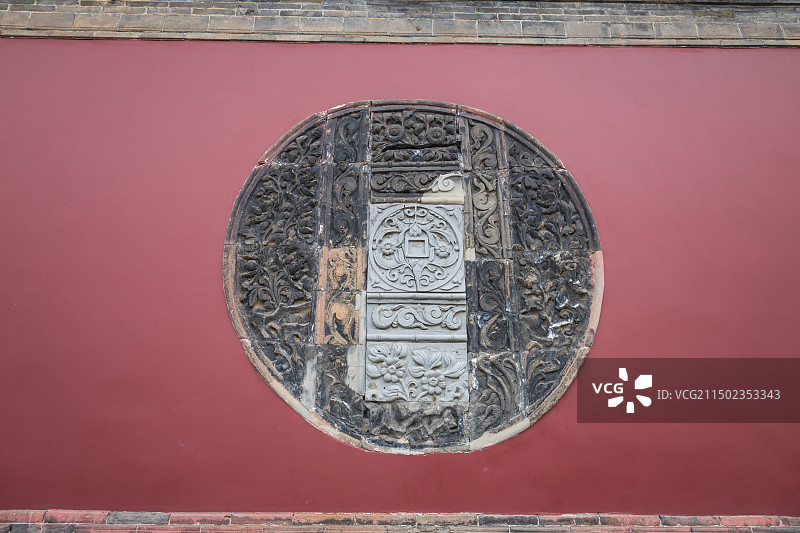 山东济南学府文庙大成殿黄瓦古建筑金鱼莲花石榴图片素材