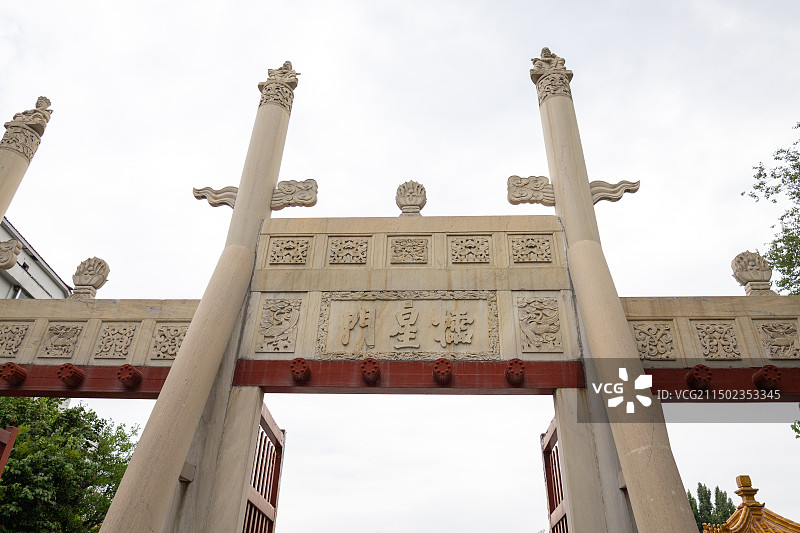 山东济南学府文庙大成殿黄瓦古建筑金鱼莲花石榴图片素材