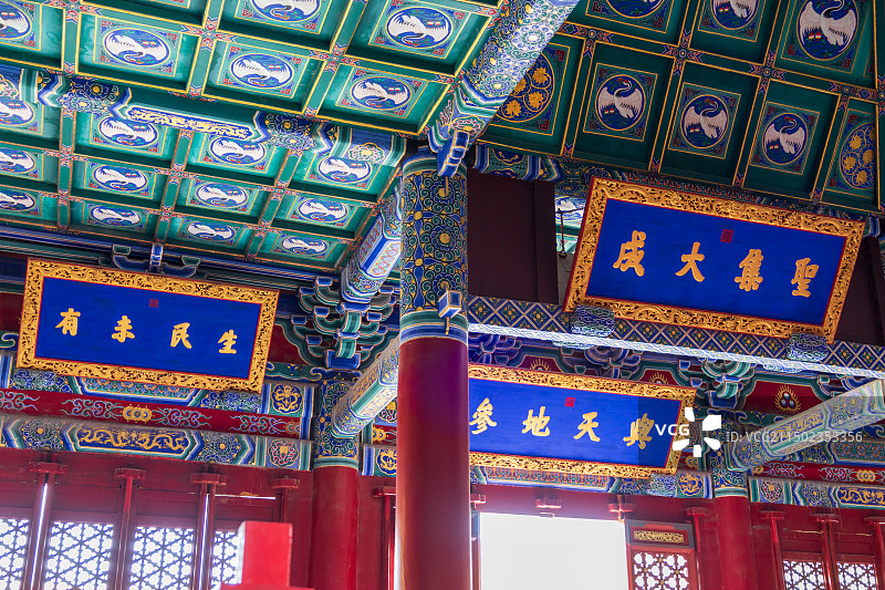 山东济南学府文庙大成殿黄瓦古建筑金鱼莲花石榴图片素材