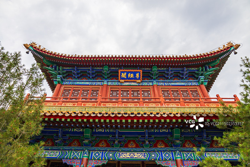 山东济南学府文庙大成殿黄瓦古建筑金鱼莲花石榴图片素材