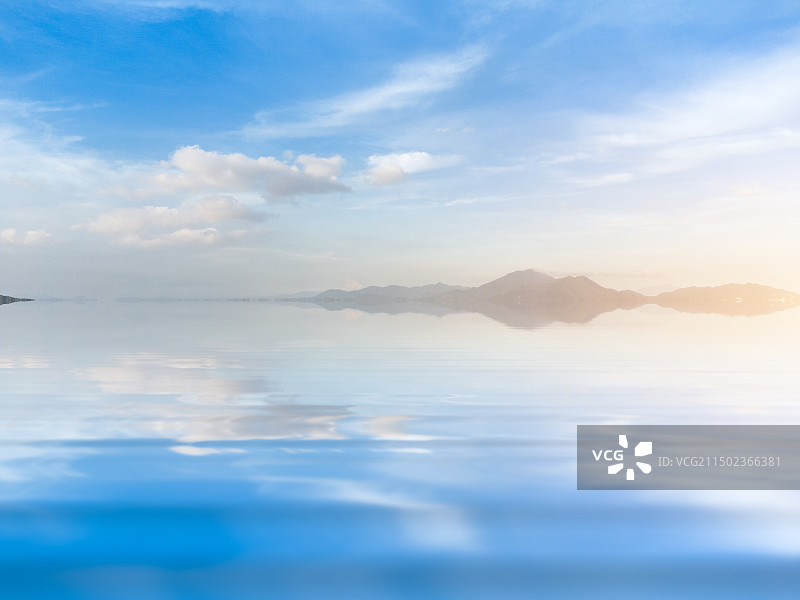 日落的天空和宁静的海洋图片素材