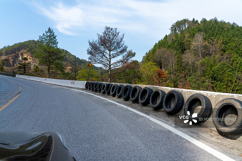 弯道转弯防撞轮胎图片素材
