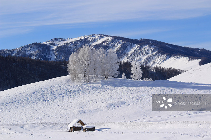 白雪皑皑小木屋图片素材