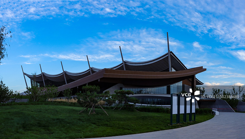 蓝天白云下的北京大运河博物馆图片素材