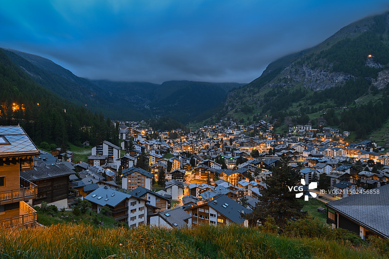 云下小镇图片素材