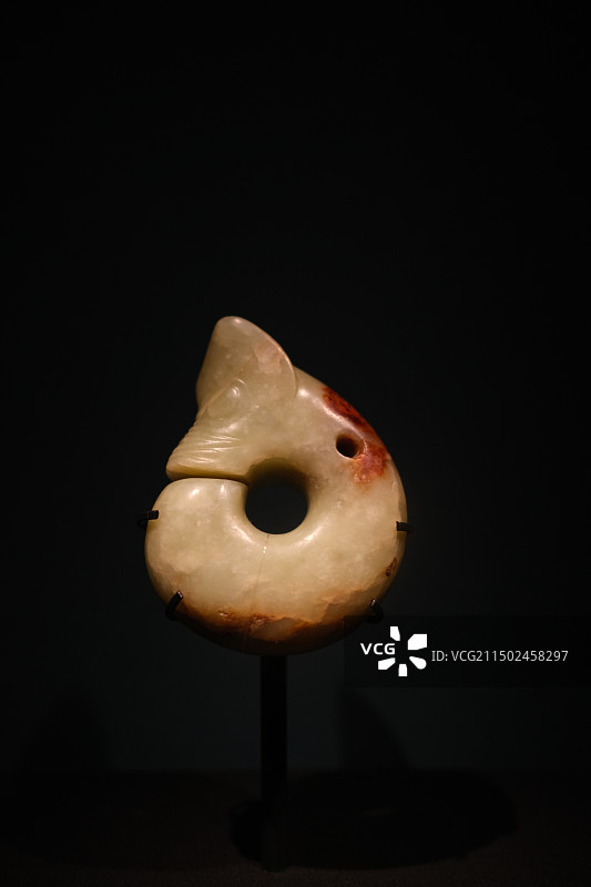 玉猪龙，红山文化，辽宁朝阳牛河梁遗址，辽宁考古博物馆藏图片素材