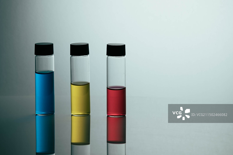 盛有彩色液体的实验室样品瓶图片素材