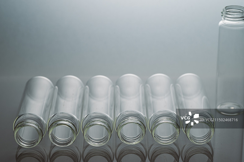 一组长形无色透明样品瓶图片素材