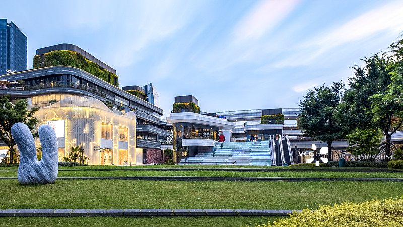 上海前滩太古里购物中心夜景图片素材