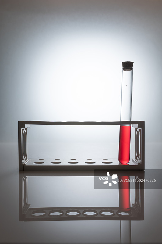 试管架上盛有红色液体的离心管图片素材