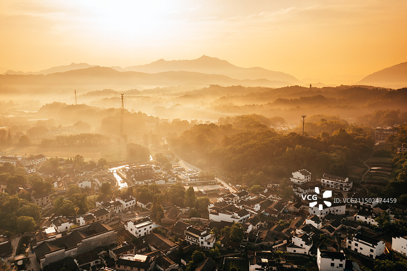 航拍晨曦云雾中的安徽宣城泾县桃花潭查济古镇图片素材