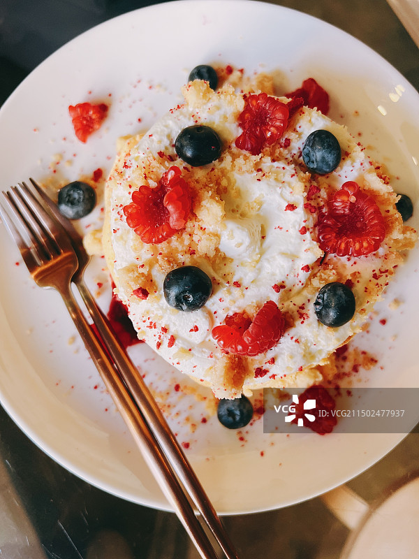 星级酒店甜点烘焙覆盆子流心松饼图片素材