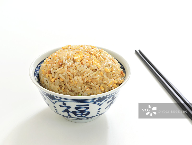 白色桌面上的一碗大米饭蛋炒饭图片素材