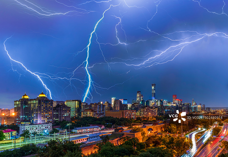 北京市东城区明城墙遗址公园夏季惊雷图片素材