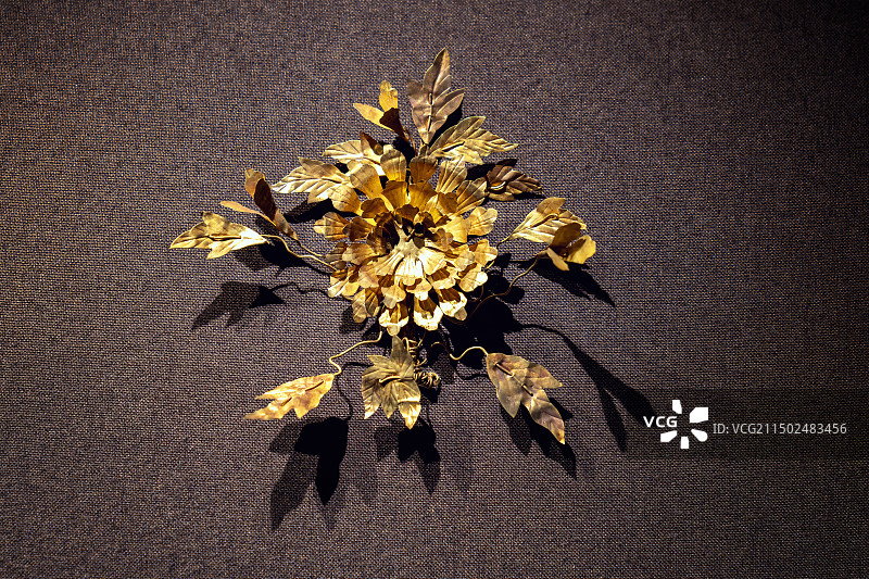 南京市博物馆藏 明代 牡丹花形金饰件图片素材