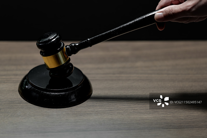 桌子上法槌的特写镜头图片素材