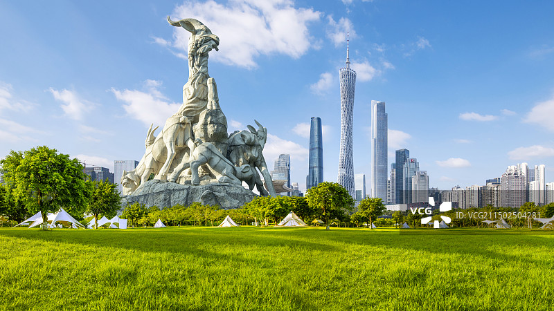 中国广州地标建筑广州塔和五羊石像图片素材