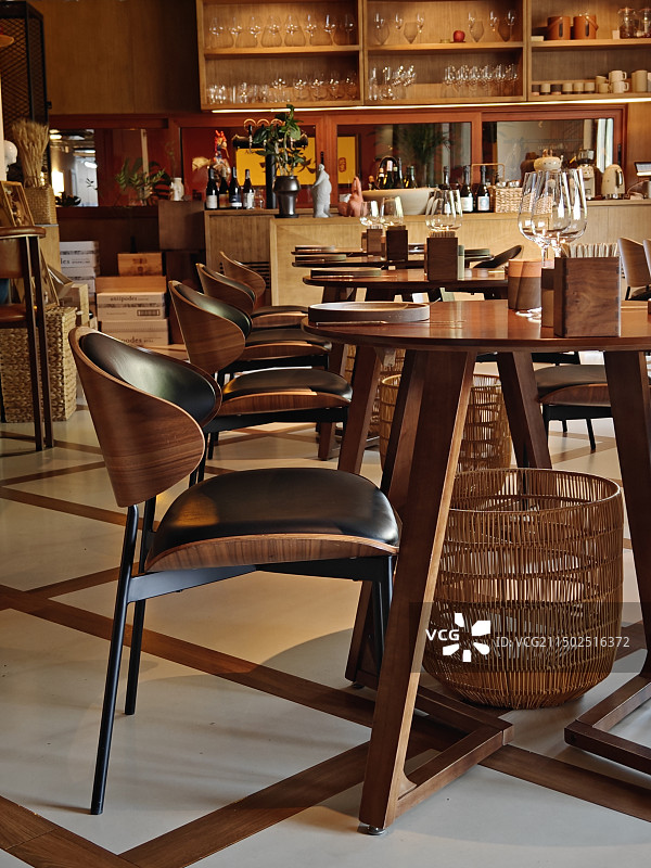 酒吧西餐厅圆桌椅子室内装饰图片素材