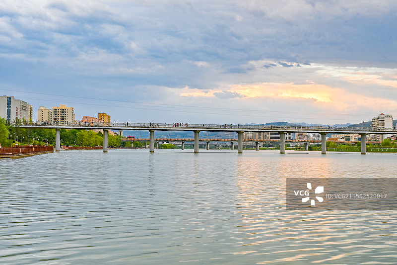 甘肃天水麦积区渭河河谷地带风光图片素材
