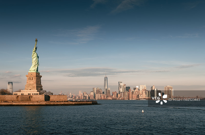 黄昏的自由女神像及曼哈顿景色图片素材