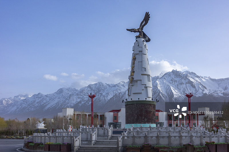 塔县帕米尔雄鹰雕塑图片素材