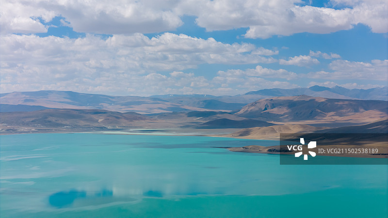 航拍西藏革吉县雄巴镇阿里中线上的色卡执湖图片素材