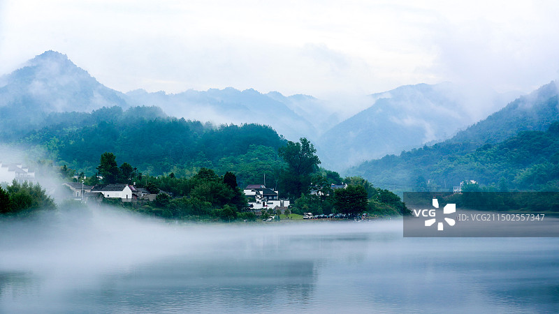 白云深处有人家，拍摄于安徽泾县桃花潭风景区图片素材