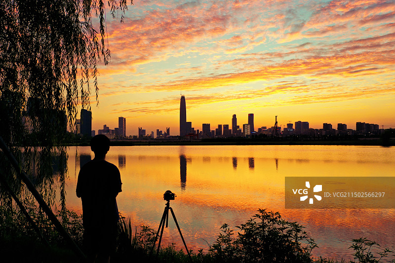 摄影的人与晚霞图片素材