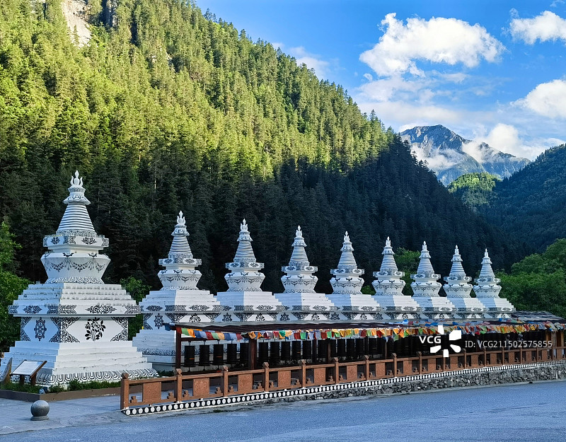白塔与转经筒图片素材