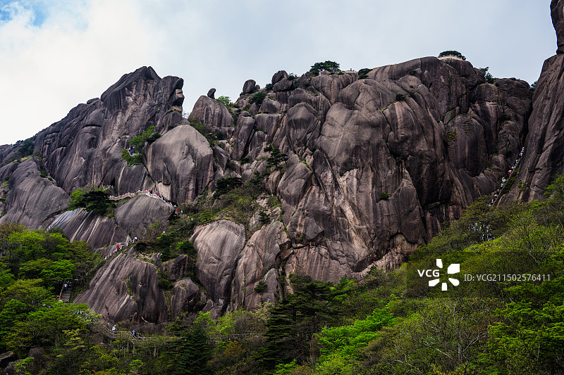 天空下的黄山鲫鱼背和山路上的人群图片素材